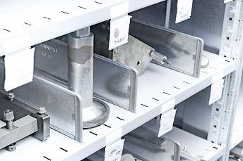 Modular shelving R 3000, with shelves ZB and free-standing dividers TRF,