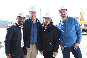  La Costeña logisztikai vezetői az új raktár építése során