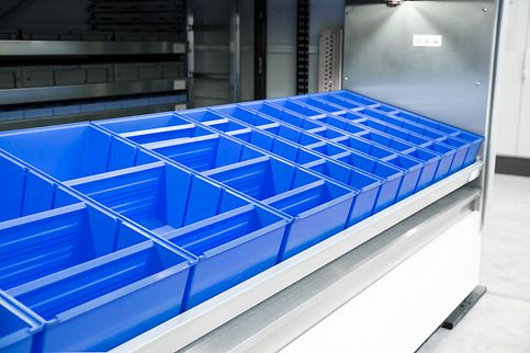 LMB containers on a tray for vertical lift module LogiMat®