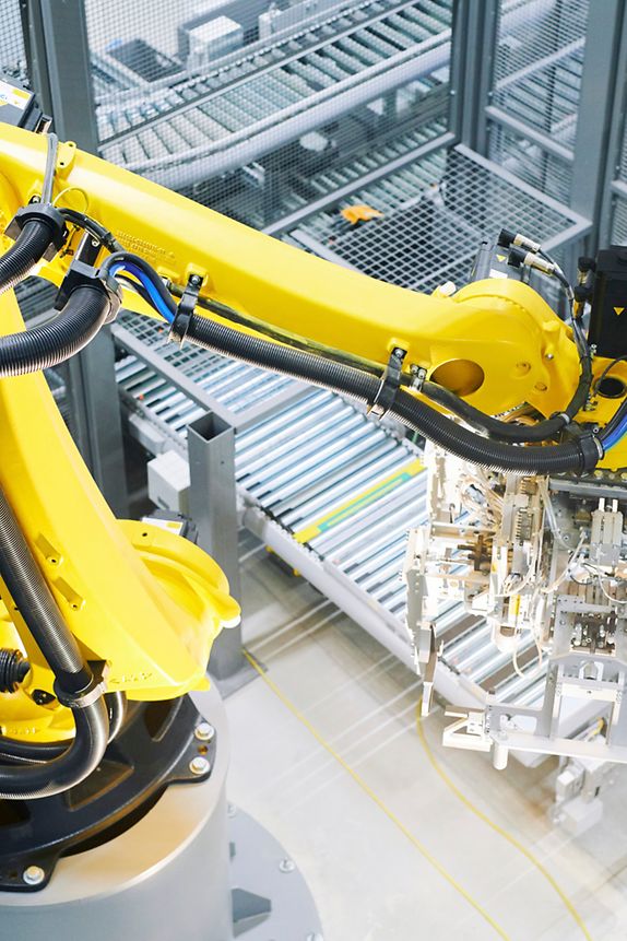 Depalletizing Robot at Schaeffler | SSI SCHAEFER